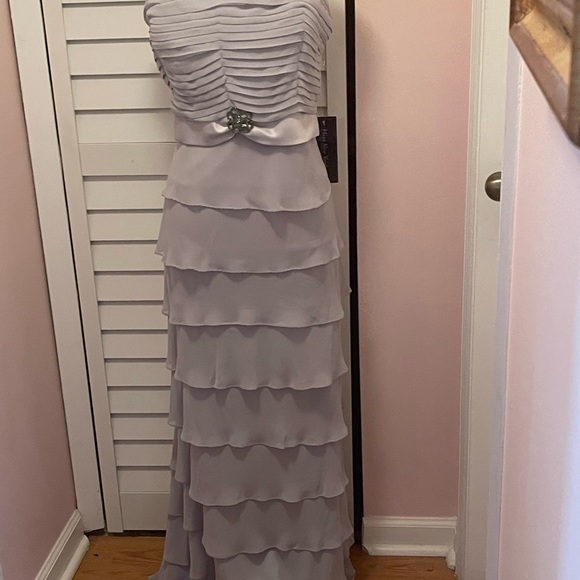 New with tag! New York ! New York Chiffon red evening gown. Size 14! - Picture 4 of 5